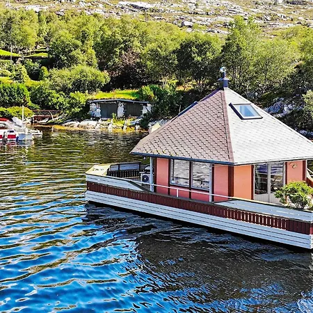 6 Person In Kalvag-by Traum *