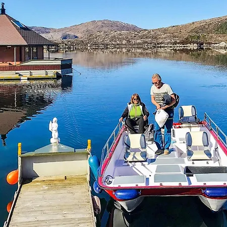 6 Person In Kalvag-by Traum Kalvåg