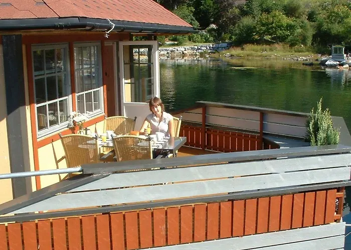 6 Person In Kalvag-by Traum